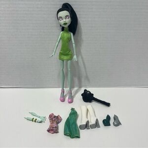 MONSTER HIGH Doll Scarah Screams with extras